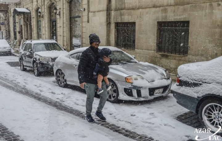 Bakı ağ örpəyə bürünüb – FOTOREPORTAJ