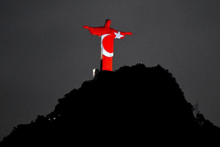 “Türkiyə və Suriya üçün dua edin!” – Braziliyanın simvolu Türkiyə bayrağı ilə işıqlandırılıb