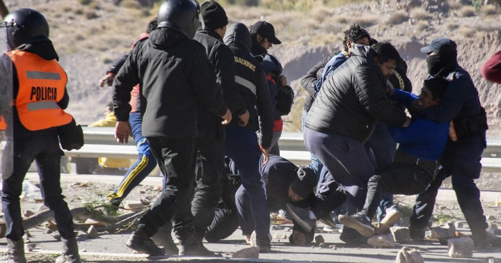 Argentinada qarşıdurmalar zamanı 100-ə yaxın şəxs yaralanıb