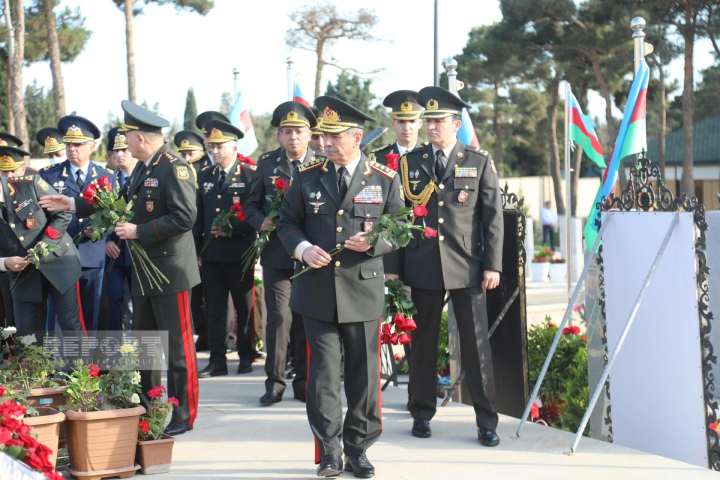 Müdafiə Nazirliyinin rəhbər heyəti Şəhidlər xiyabanını ziyarət edib