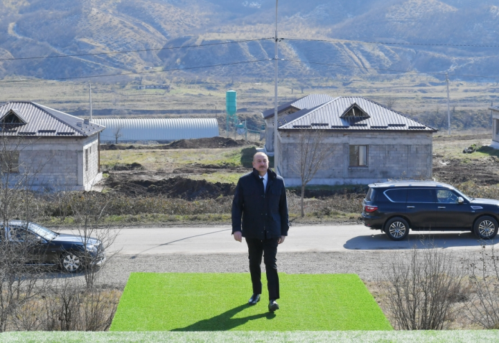 Prezident Xocalıda soyqırımı memorialının təməlini qoyub və rayon ictimaiyyətinin nümayəndələri ilə görüşüb