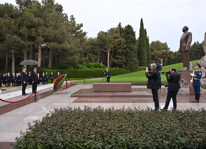 Tacikistan Prezidenti Ulu Öndərin məzarını və Şəhidlər xiyabanını ziyarət edib