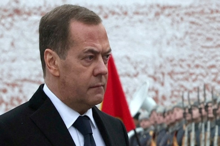 Medvedev Ermənistanı Qərbin vədlərinə aldanmamağa çağırıb