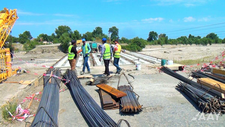 Qusarçay üzərindəki körpünün bərpası işləri davam edir