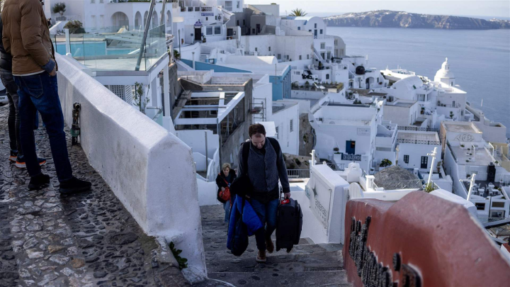 Yunanıstan zəlzələlər davam etdiyi üçün Santorinidə təxliyə limanı inşa edəcək