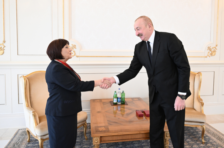 İlham Əliyev Sahibə Qafarovaya “Şərəf” ordenini təqdim edib