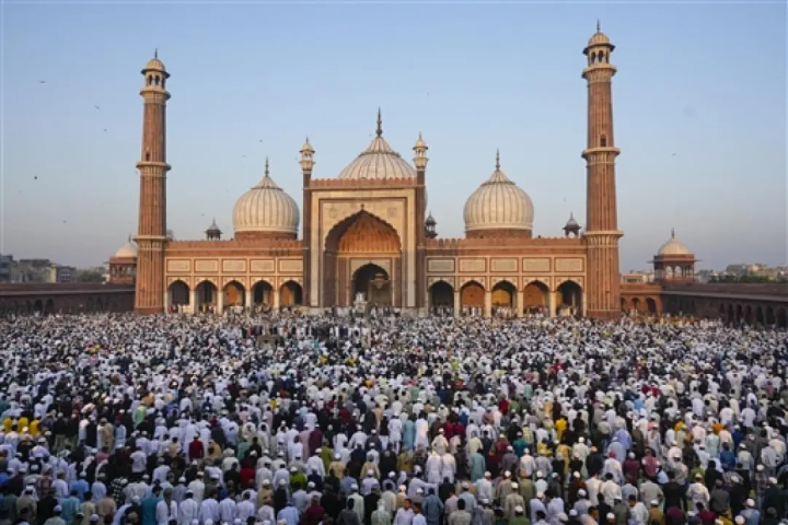 Minlərlə müsəlman Dehlidəki Cama Məscidində namaz qılıb (video)