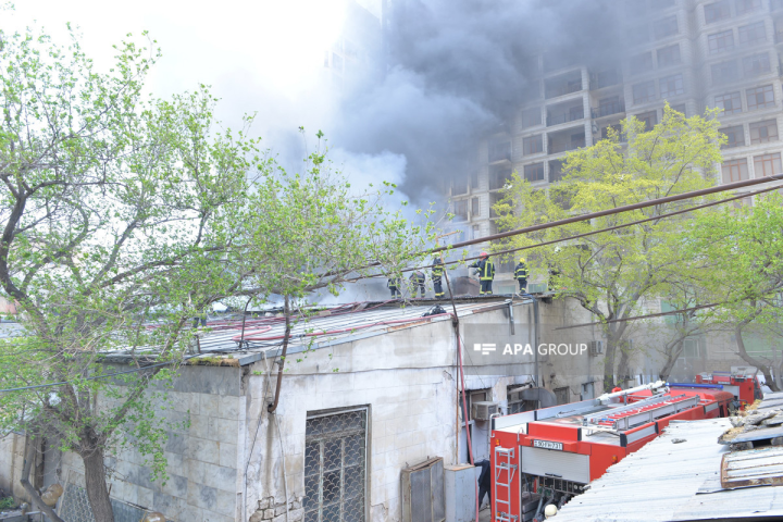 Bakının mərkəzində anbar yanır, yolda məhdudiyyət qoyulub - FOTO