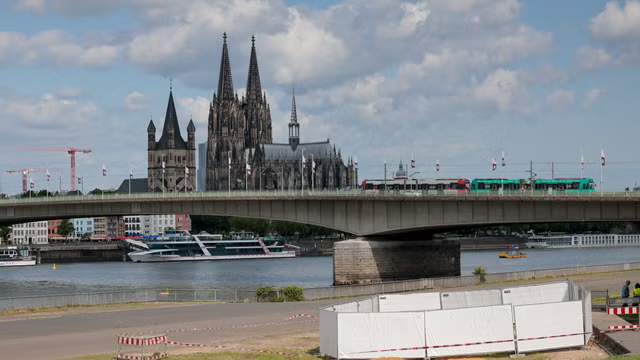Köln İkinci Dünya Müharibəsi bombalarını zərərsizləşdirmək üçün 1945-ci ildən bəri ən böyük evakuasiyaya başlayır