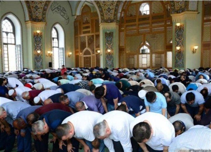 Azərbaycan məscidlərində bayram namazı qılınıb