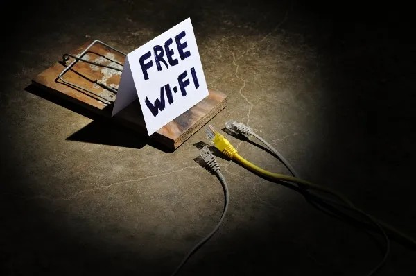 Dələduzlar pulsuz Wi-Fi-dan istifadə edərək necə pul oğurlayırlar?-  (VİDEO)