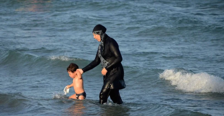 Suriya qadınların ictimai çimərliklərdə burkini geyinməsini tələb edir