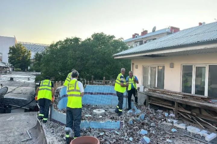 Bakıda binanın damında qanunsuz inşa olunan hovuz sökülüb