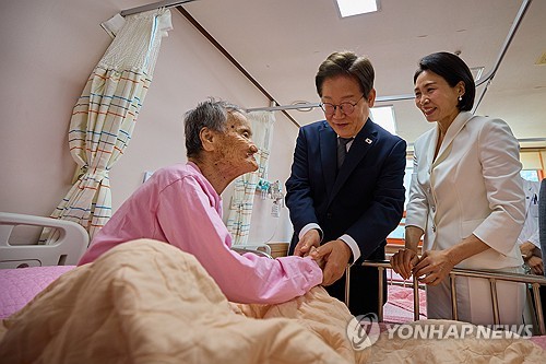 Koreya Prezidenti və birinci xanım Sorok adasındakı xəstəxanaya gəlib
