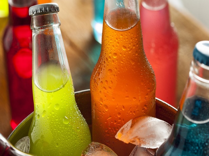 Şüşə qablardakı içkilərdə plastik butulkalardakından daha çox mikroplastik tapılıb