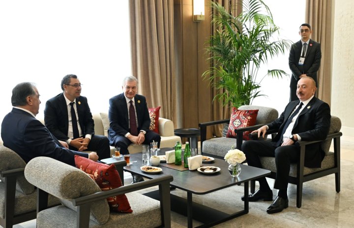 İƏT Zirvə görüşü çərçivəsində dövlət başçıları çay süfrəsinə toplaşıb