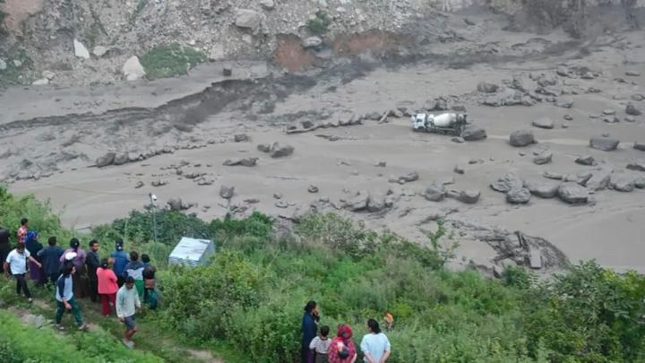 Musson daşqınları 18 nəfəri və Nepalı Çinlə birləşdirən əsas körpünü aparıb