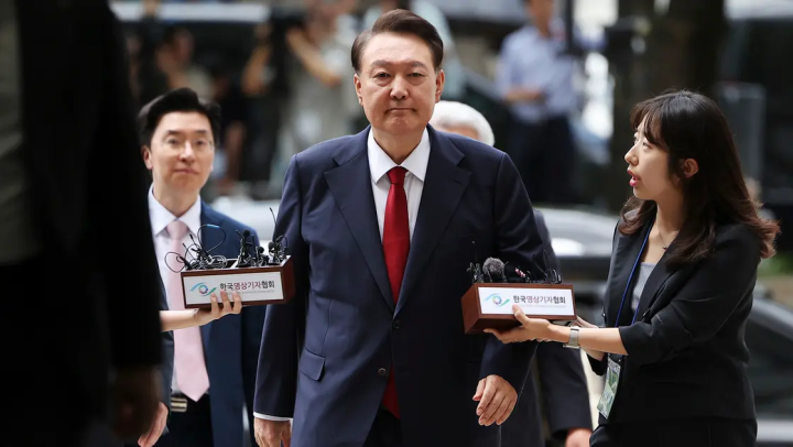 Cənubi Koreyanın keçmiş lideri Yoon mümkün həbs qərarı ilə bağlı dinləmələr üçün Seul məhkəməsində görünüb
