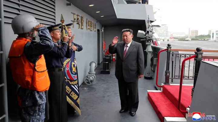 Şimali Koreyanın Kim inşa edilmiş esminesə baş çəkib