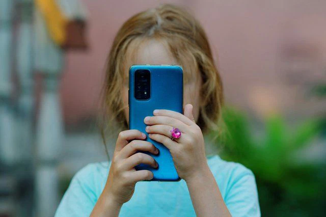 Meta, 4 dekabrda 16 yaşdan kiçik avstraliyalıları Facebook və İnstaqramdan siləcək