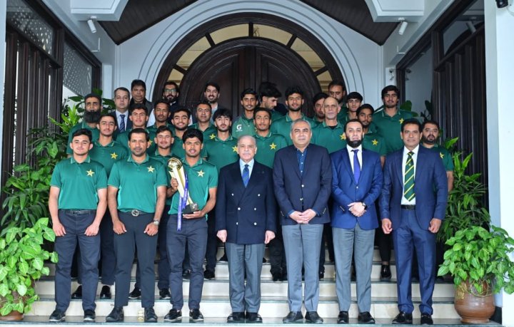 Baş nazir Pakistanın 19 yaşadək futbolçulardan ibarət Asiya Kuboku komandasının qalibinə pul mükafatları elan edib