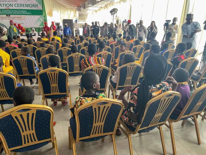 Nigeriyalılar kütləvi oğurluqdan sonra azad edilən 130 məktəbli və müəllimi qarşılayırlar