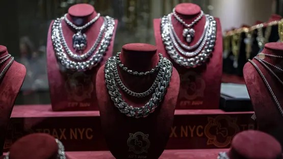 Qızılın qiyməti ilk dəfə unsiyası üçün 75 dolları keçdi, qızıl isə bütün zamanların ən yüksək həddini keçib