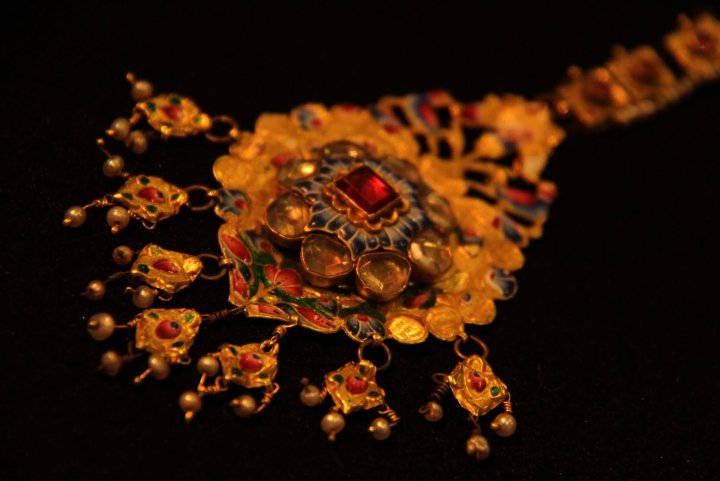 Milli Xalça Muzeyində qorunan Qacarlar dövrünə aid qızıl asma bəzək