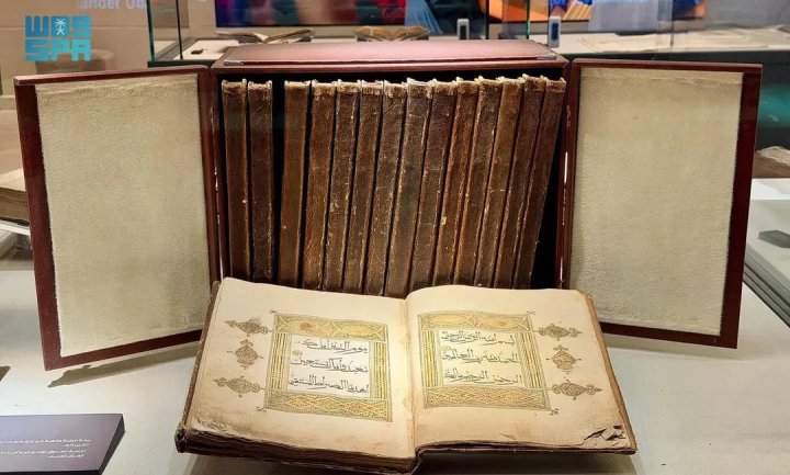 Qurani-Kərim Muzeyində 9-cu əsrə aid nadir əlyazmaları nümayiş olunub