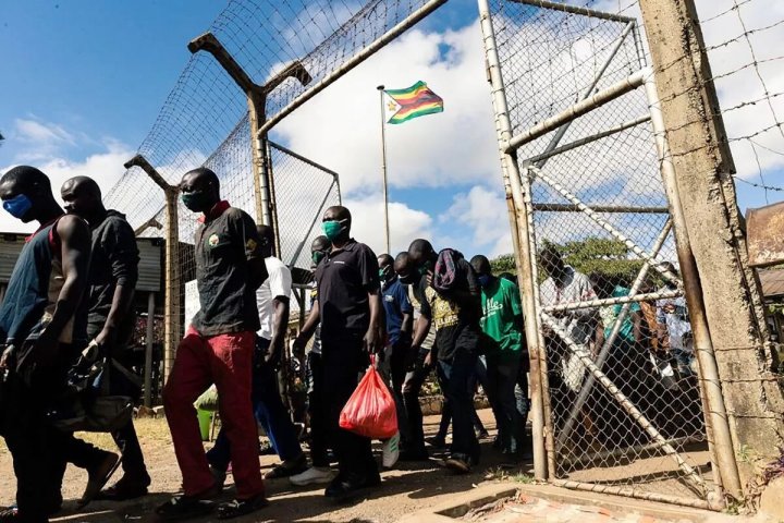 Zimbabve prezident əfvi çərçivəsində təxminən 4000 məhbusu azadlığa buraxıb