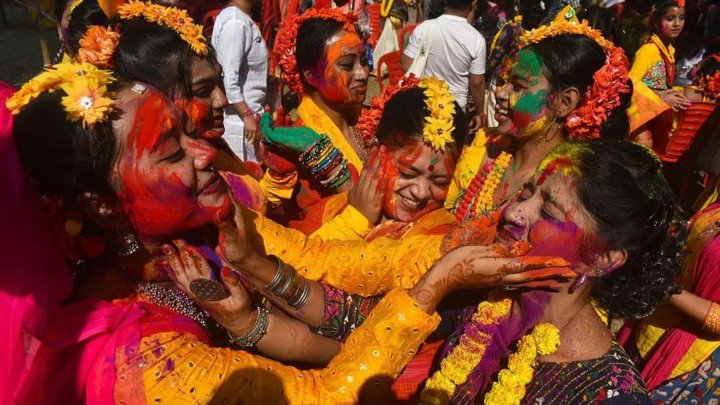Holi bayramını qeyd etmək - Hindu festivalı rəng çeşidini Hindistana və digər yerlərə gətirir