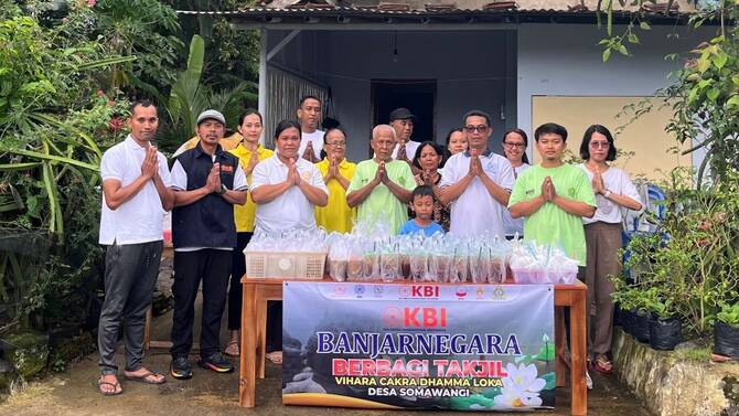 İndoneziya Buddistləri Ramazan orucunda müsəlmanları dəstəkləmək üçün iftar yeməkləri hazırlayırlar