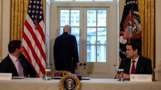 Ağ Evin ərazisi mikroavtobus təhlükəsizlik baryerini aşdıqdan sonra bağlanıb