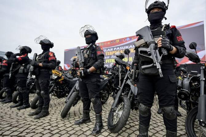 İndoneziya ordusu Qurban bayramını qorumaq üçün əsas magistral yolda snayperlər yerləşdirir