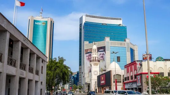 Bəhreyn yanacaq çənlərinə hücum edildiyini və sakinlərdən evdə qalmalarını bildirib