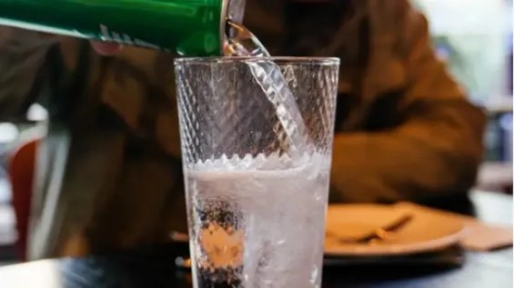 Tədqiqat: Qazlı su uzunmüddətli diqqəti artıra bilər