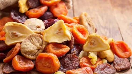 Dəmirlə zəngin təzə və quru meyvələr