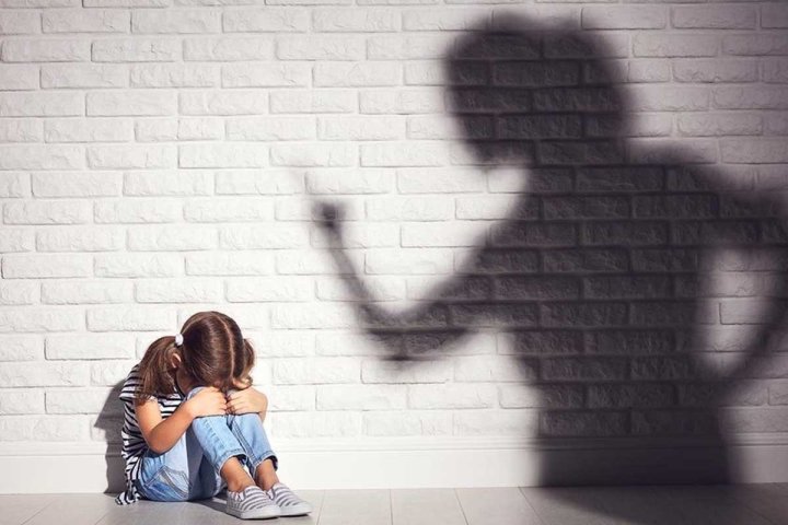 Tərbiyə məqsədilə uşağa qarşı fiziki zorakılıq edən valideyn və müəllim 200 manatadək cərimələnəcək