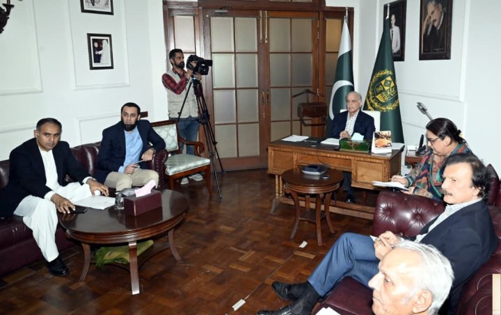 Şahbaz Şərif yanacaqla bağlı təcili vəziyyətə hazırlıq əmri verib, kabinet üzvləri könüllü olaraq maaşlarından imtina edib