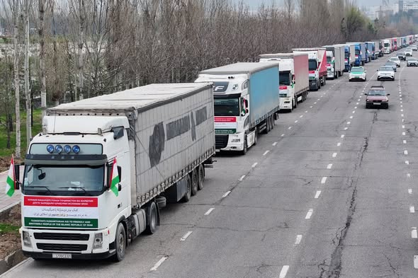 Tacikistan 110 böyük yük maşınından ibarət İrana humanitar yardım karvanı yola salıb