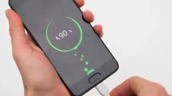 Biz bunları hər gün edirik: Telefonunuzun batareyasını tükəndirən 5 ümumi vərdiş