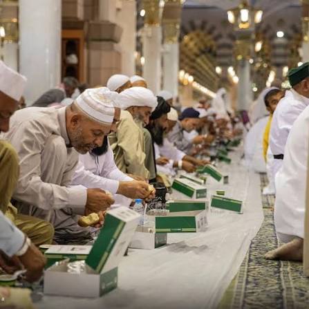 Ramazan ayında İki Müqəddəs Məsciddə 33,8 milyondan çox iftar süfrəsi paylanıb