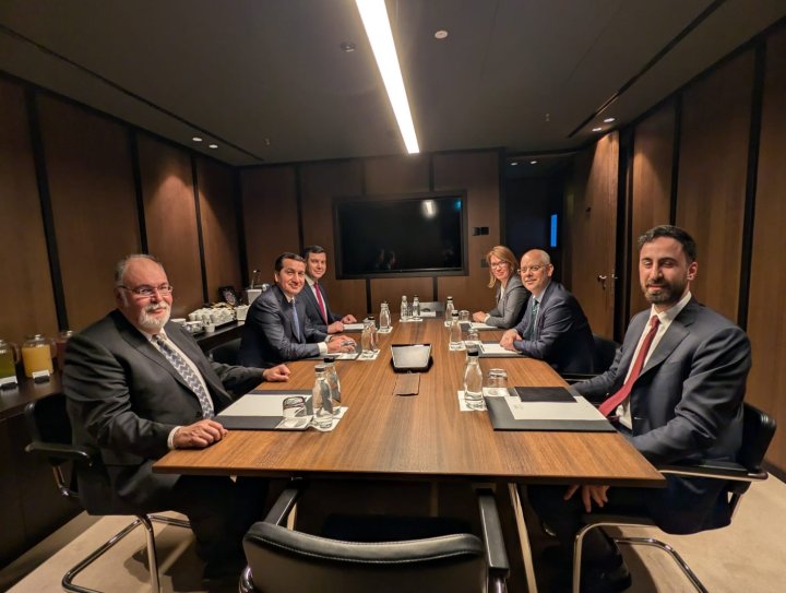 Hikmət Hacıyev Türkiyə Prezidentinin baş müşaviri ilə Budapeştdə görüşüb