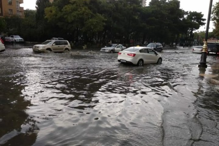Sabah güclü yağıntılarla əlaqədar bəzi ərazilərdə subasma halları istisna olunmur