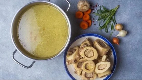 Sümük bulyonu və toyuq bulyonu: Hansı daha faydalıdır?
