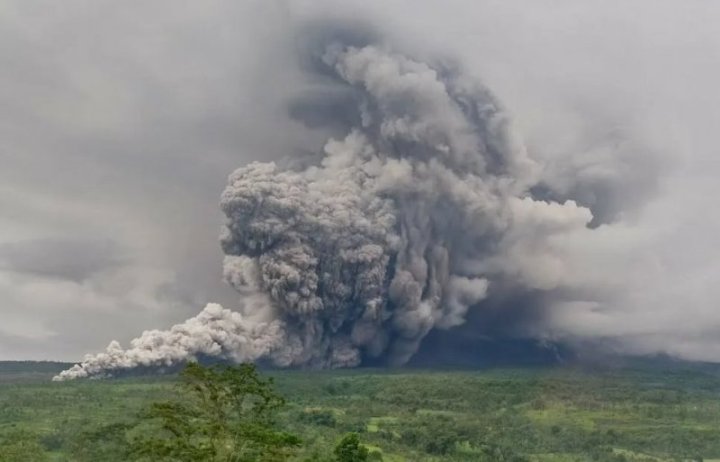 İndoneziyanın Semeru vulkanında bir sıra püskürmələr baş verib