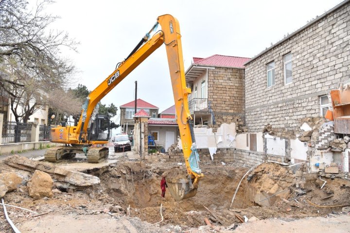Kollektorun üzərində tikilən ev sökülüb, xəttin tikinti və bərpasına başlanılıb
