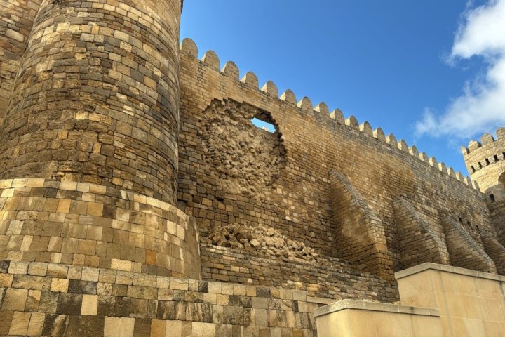 İçərişəhərin Qala divarında aşınma olub