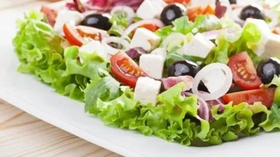 Salatanı doyurucu yeməyə çevirən sadə əlavələr