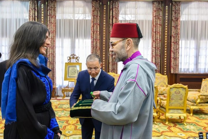 Kral VI Məhəmməd Everest və Lhotse zirvələrinə ikiqat qalxdıqdan sonra Naval Sfendlanı təltif edib